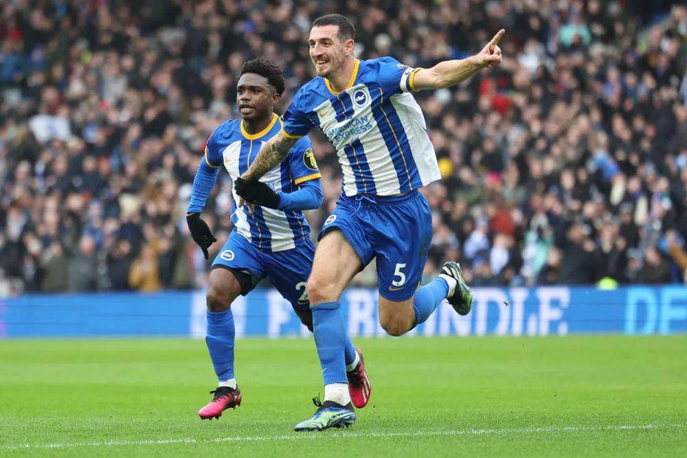 Lewis Dunk menjadi sosok penting bagi Brighton & Hove Albion. (brightonandhovealbion.com)