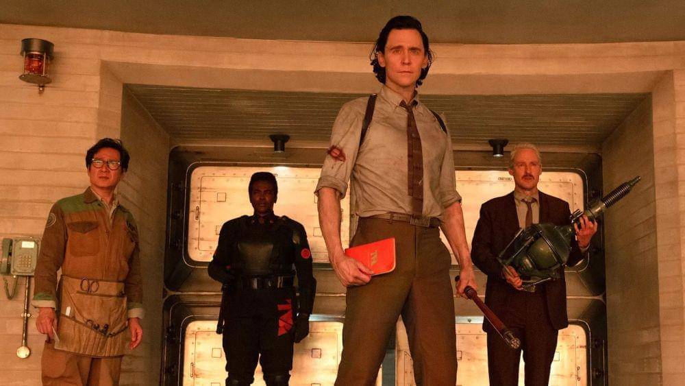 Buku merah yang dipegang Loki, ditulis oleh OB. Marvel Studios