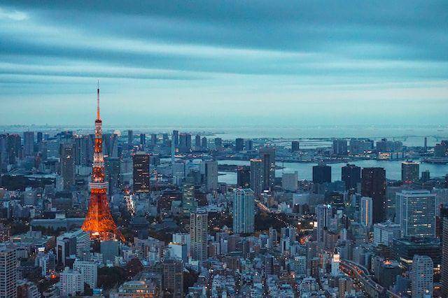 Tokyo Tower (unsplash.com/Louie Martinez)