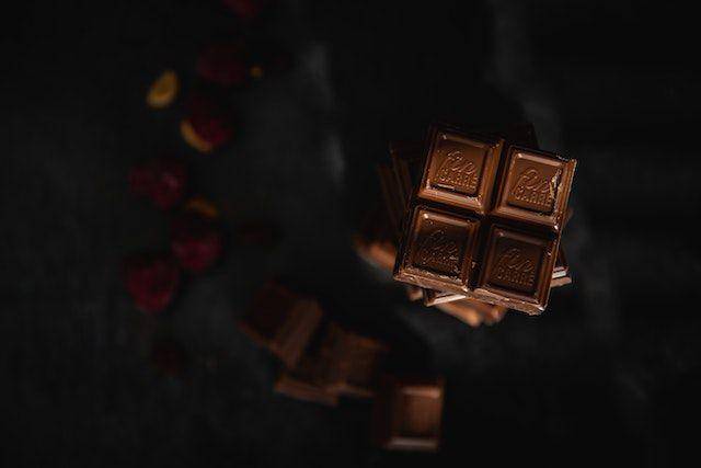 ilustrasi cokelat hitam (pexels.com/Amanda Hemphill)