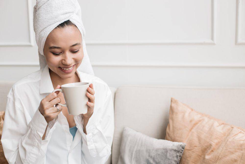 ilustrasi seorang wanita minum teh (pexels.com/Pavel Danilyuk)