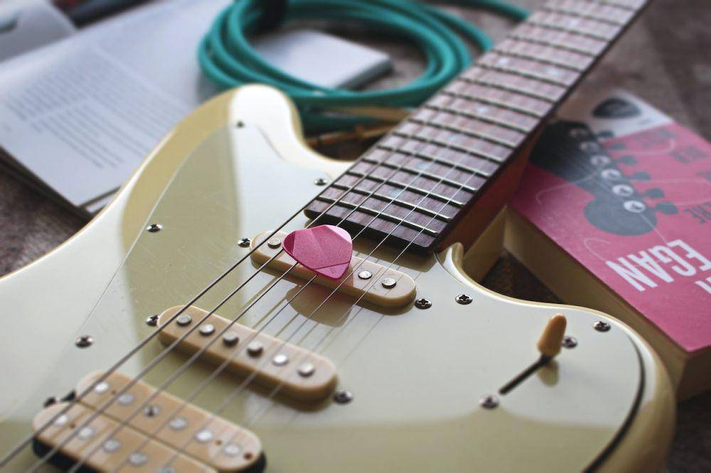 ilustrasi pick gitar (pexels.com/Rombo)