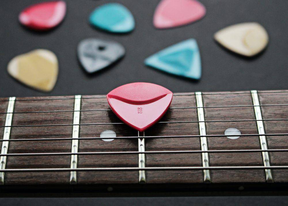 ilustrasi pick gitar (pexels.com/Rombo)