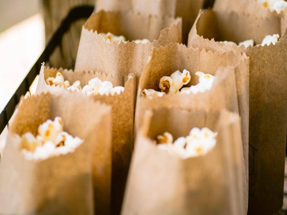 popcorn dalam paper bag (pexels.com/Tamilles Esposito)