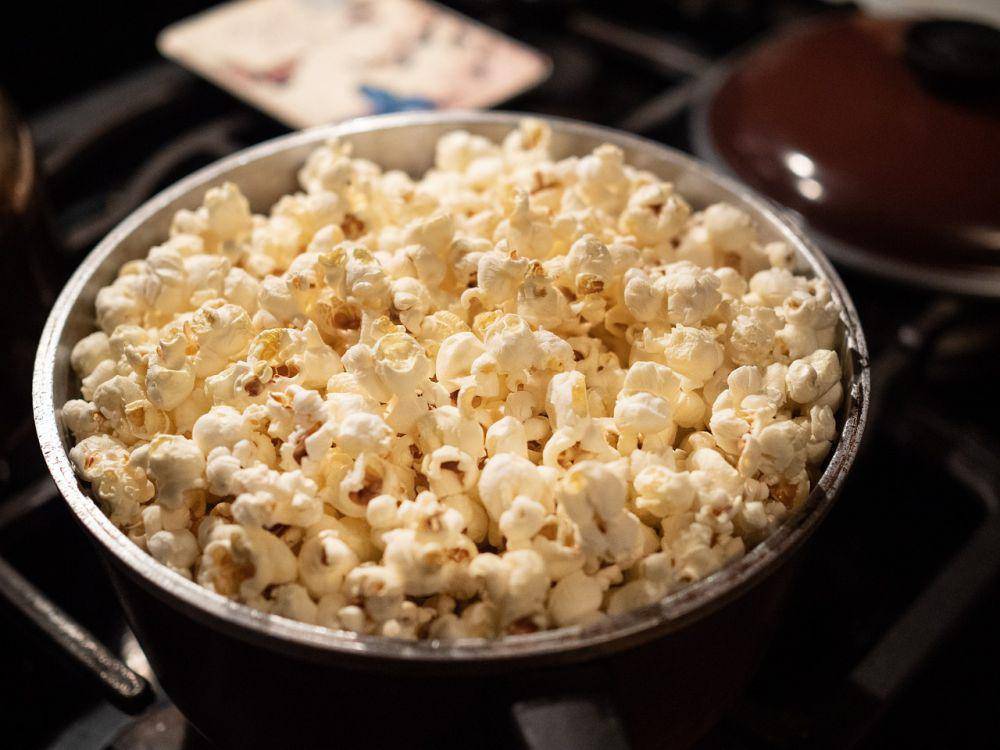 popcorn dalam panci terbuka (pixabay.com/Larry White)