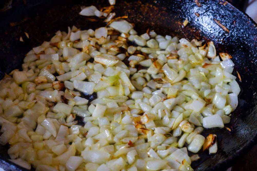 ilustrasi memasak bawang (kitchenseer.com)