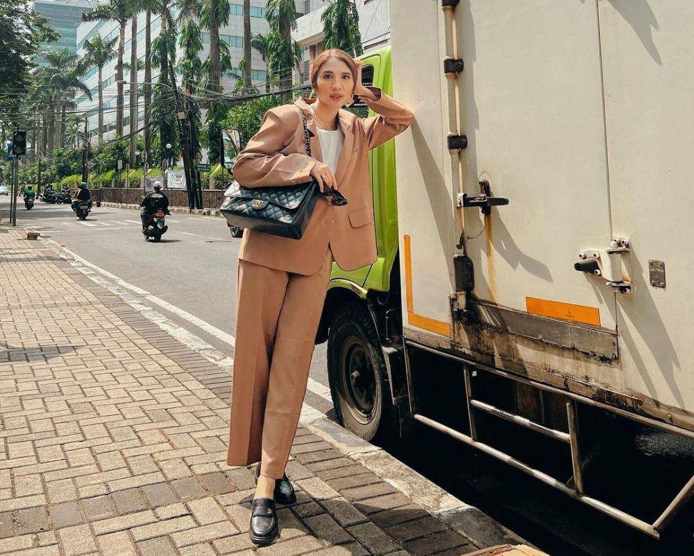 ide outfit smart casual ala Acha Sinaga (instagram.com/achasinaga)