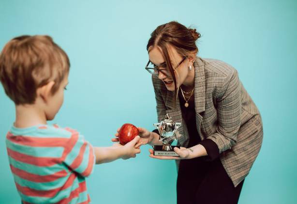 ilustrasi memberi anak hadiah (pexels.com/RDNE Stock project)
