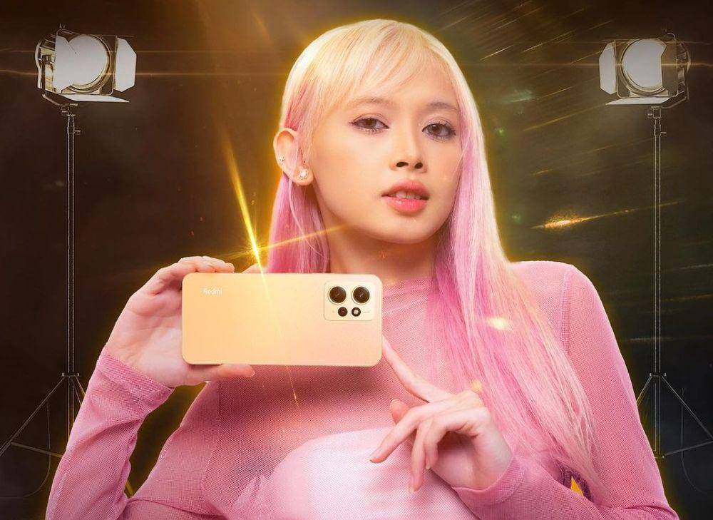 Feni Fitriyanti memegang Xiaomi Redmi Note 12 warna emas. (instagram.com/xiaomi.indonesia)