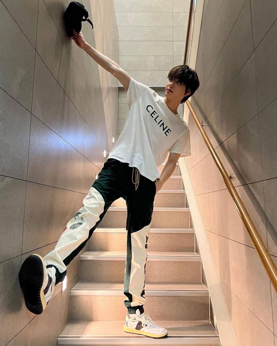 padu padan atasan putih ala Jungwoo NCT (instagram.com/sugaringcandy)