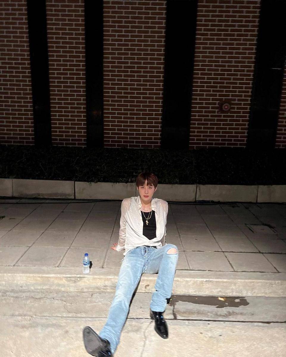 padu padan atasan putih ala Jungwoo NCT (instagram.com/sugaringcandy)