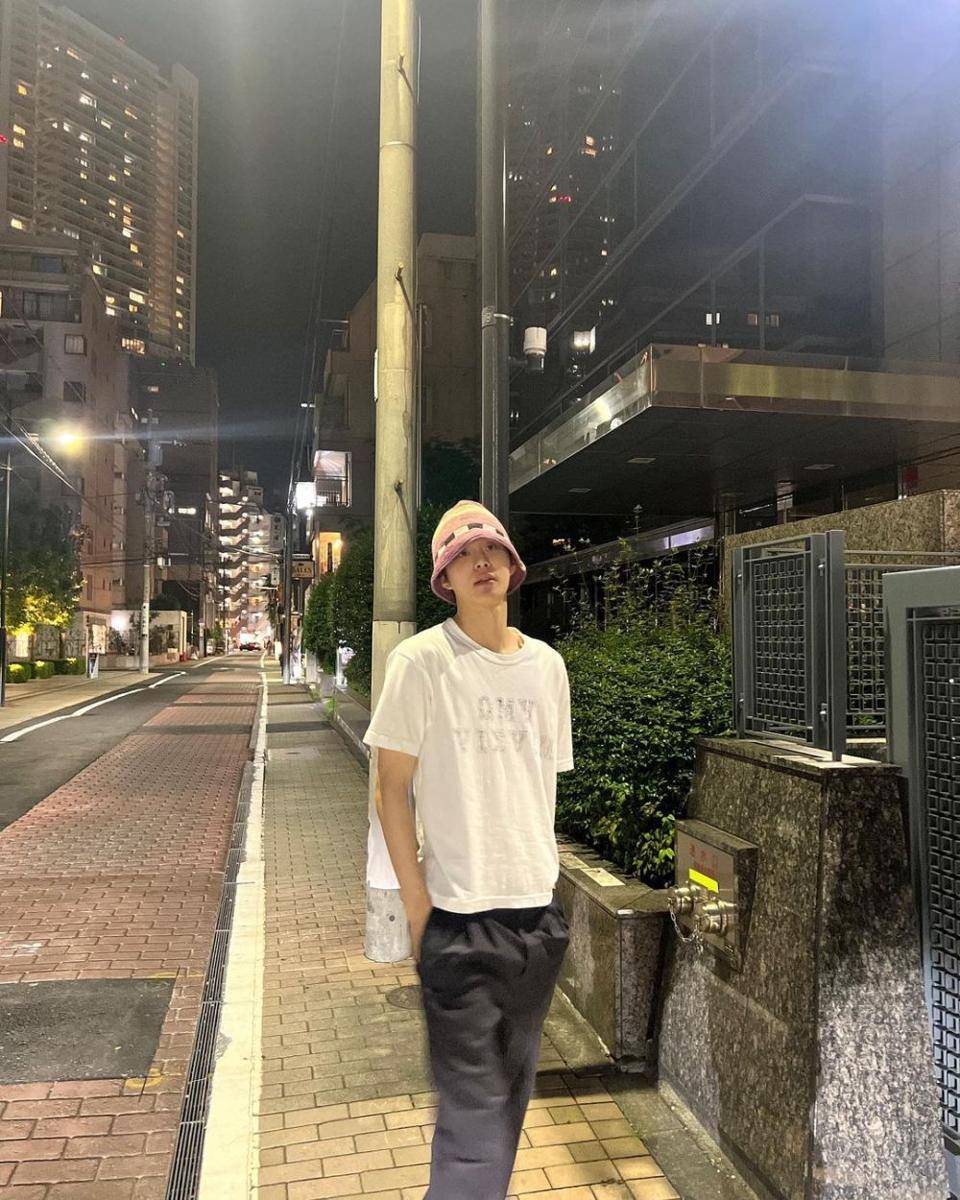 padu padan atasan putih ala Jungwoo NCT (instagram.com/sugaringcandy)