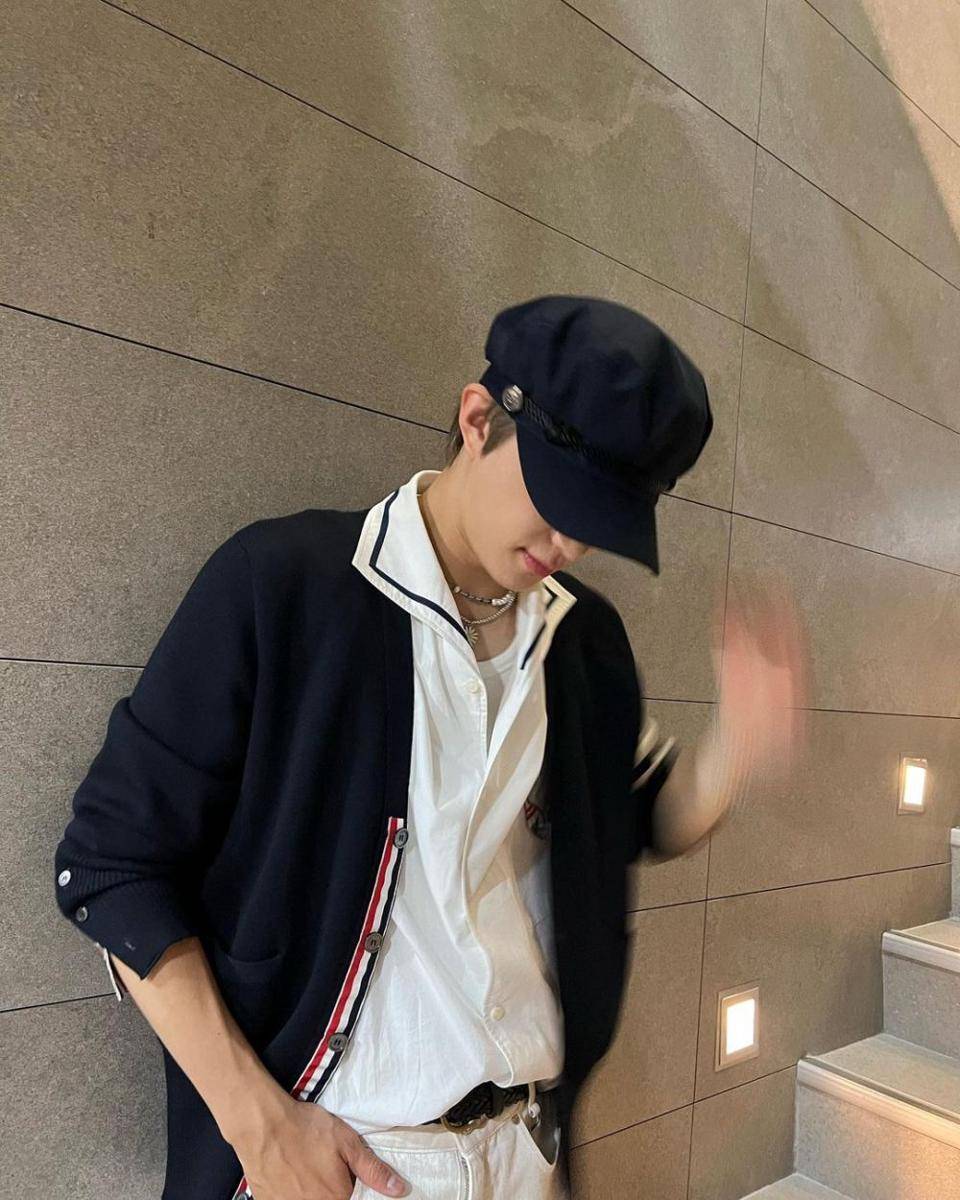 padu padan atasan putih ala Jungwoo NCT (instagram.com/sugaringcandy)