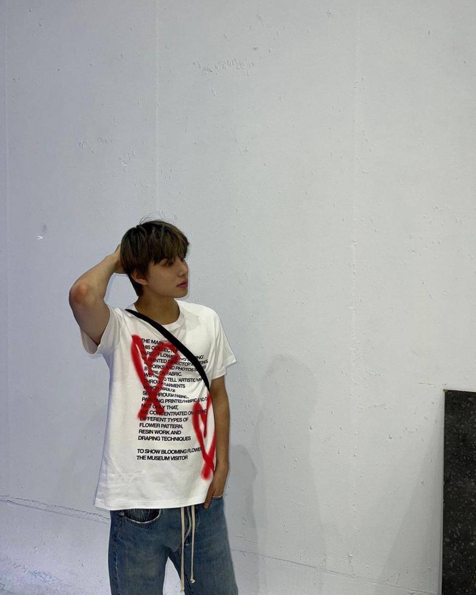 padu padan atasan putih ala Jungwoo NCT (instagram.com/sugaringcandy)