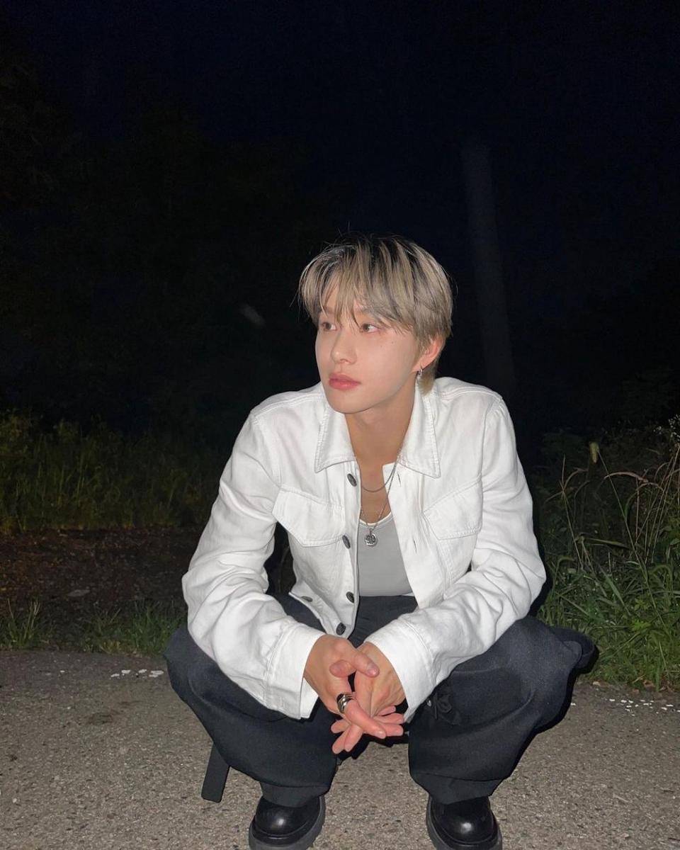 padu padan atasan putih ala Jungwoo NCT (instagram.com/sugaringcandy)