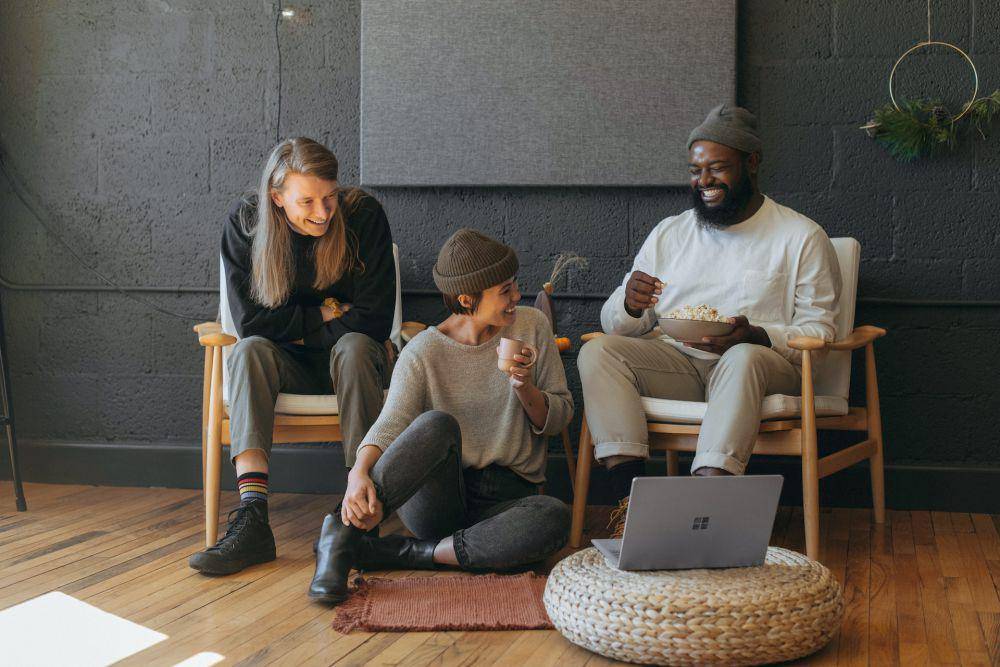 ilustrasi bersama teman-teman (unsplash.com/Surface)