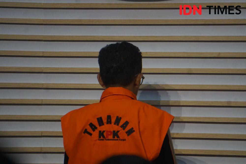 Pakai Baju Oranye, Mantan Wali Kota Bima Ditahan oleh KPK