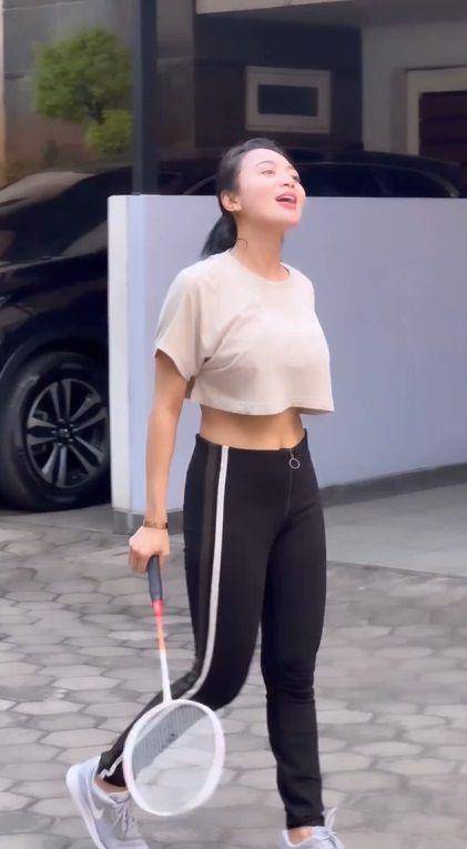 potret Wika Salim bermain badminton (instagram.com/wikasalim)