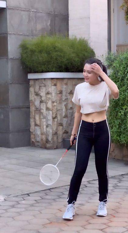 potret Wika Salim bermain badminton (instagram.com/wikasalim)