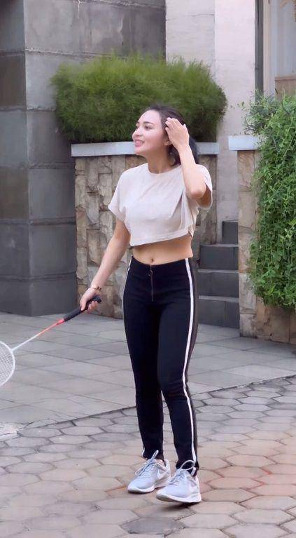 potret Wika Salim bermain badminton (instagram.com/wikasalim)