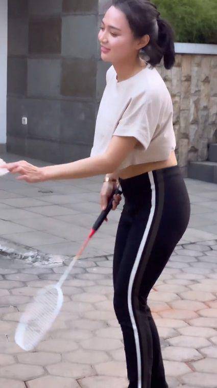 potret Wika Salim bermain badminton (instagram.com/wikasalim)