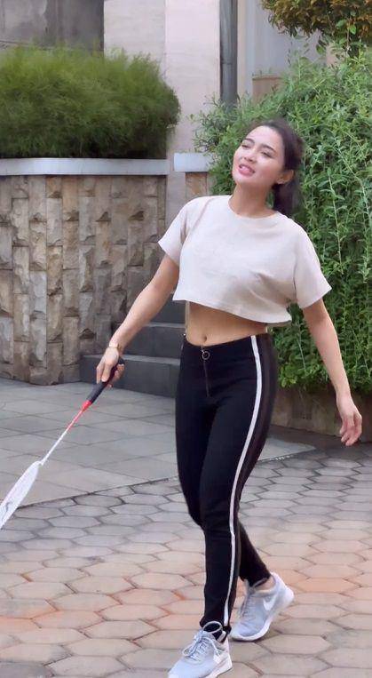 potret Wika Salim bermain badminton (instagram.com/wikasalim)