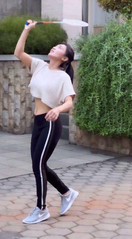 potret Wika Salim bermain badminton (instagram.com/wikasalim)