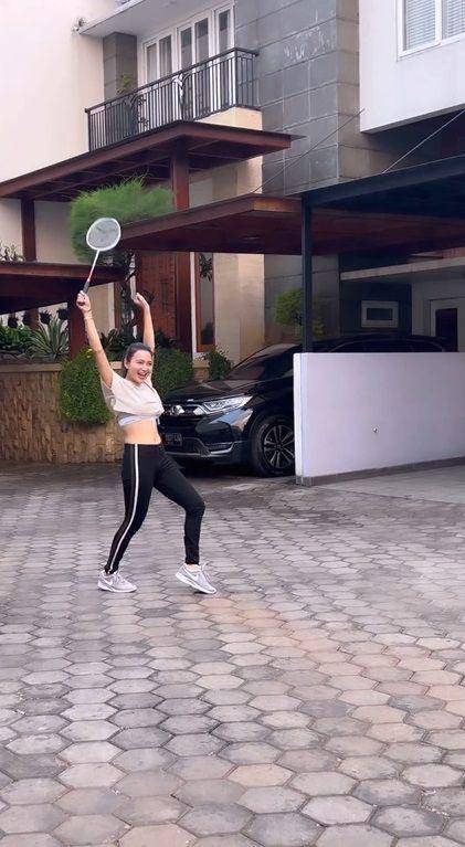 potret Wika Salim bermain badminton (instagram.com/wikasalim)