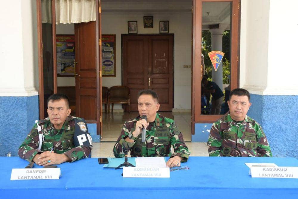 Konferensi pers kasus penganiayaan yang dilakukan anggota Satgas Gakkumla Lantamal VIII Manado kepada seorang kapten kapal di Pelabuhan Manado, Jumat (6/10/2023). Dok. Dispen Lantamal VIII Manado