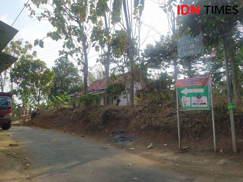 Persimpangan Jalan Menuju Kampung Singapura di Cipatat, KBB. (Bangkit Rizki/IDN Times)
