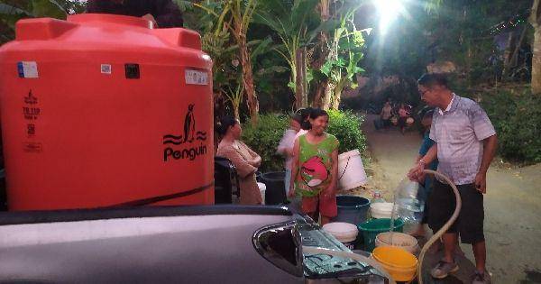 Perlu kendaraan khusus untuk menuju droping air bersih karena jalan menanjak nan ekstrik.(IDN Times/Sutrisno)