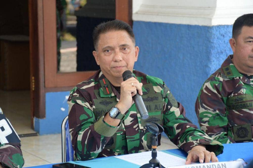 Danlantamal VIII Manado, Laksamana Pertama TNI Nouldy Jan Tangka, saat konferensi pers kasus penganiayaan yang dilakukan anggota Satgas Gakkumla Lantamal VIII Manado kepada seorang kapten kapal di Pelabuhan Manado, Jumat (6/10/2023). Dok. Dispen Lantamal VIII Manado