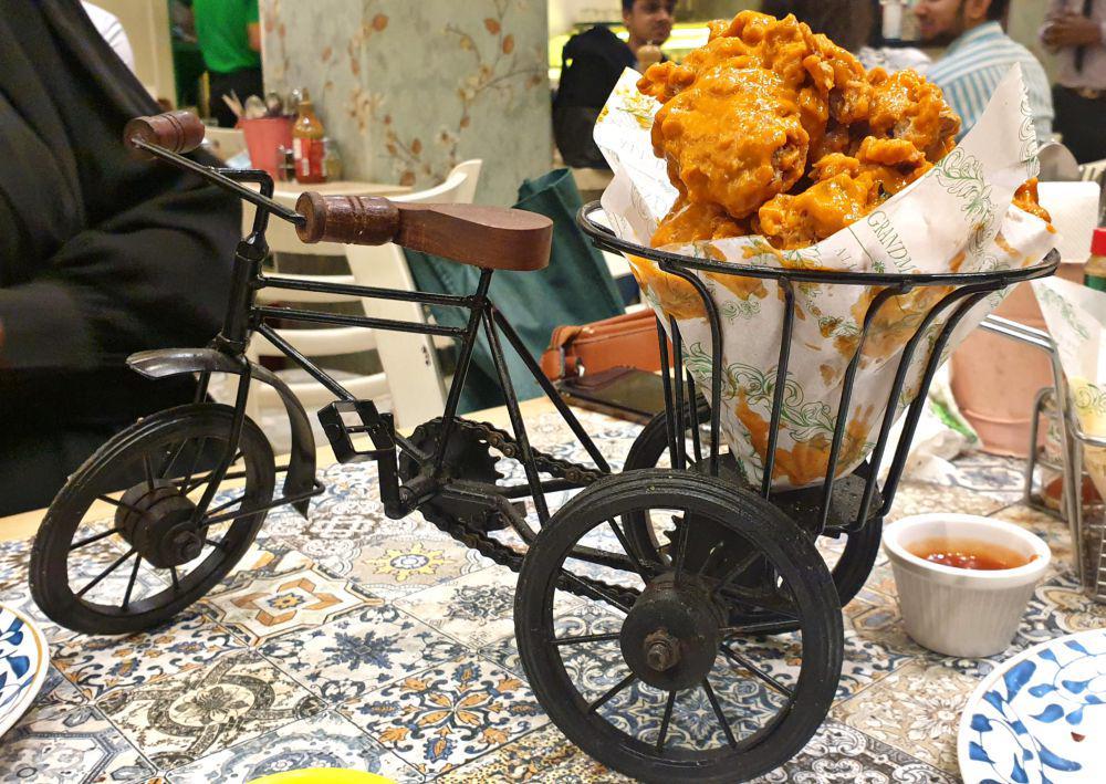 10 Penyajian Sayap Ayam yang Menarik Perhatian, Pakai Sepeda?