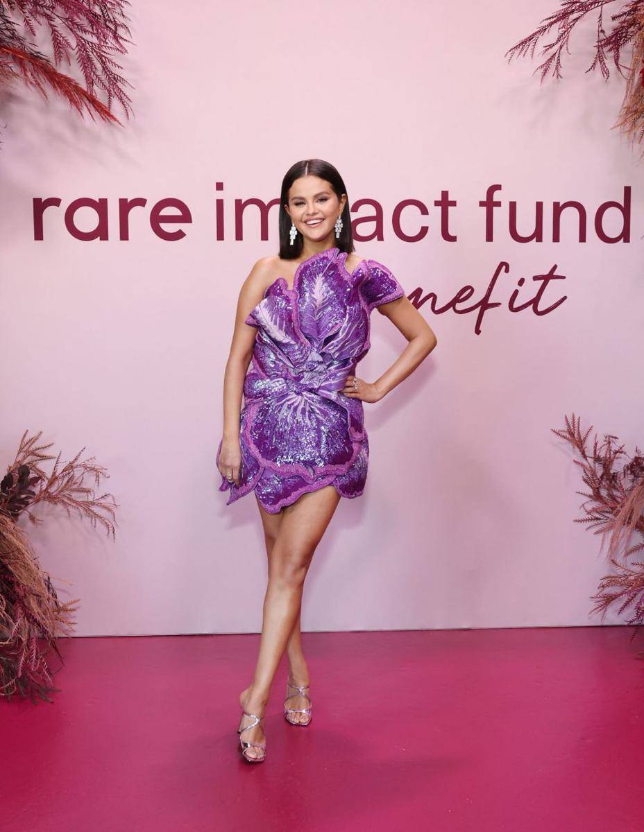 potret Selena Gomez di acara Rare Impact Fund Benefit (twitter.com/voguemagazine)