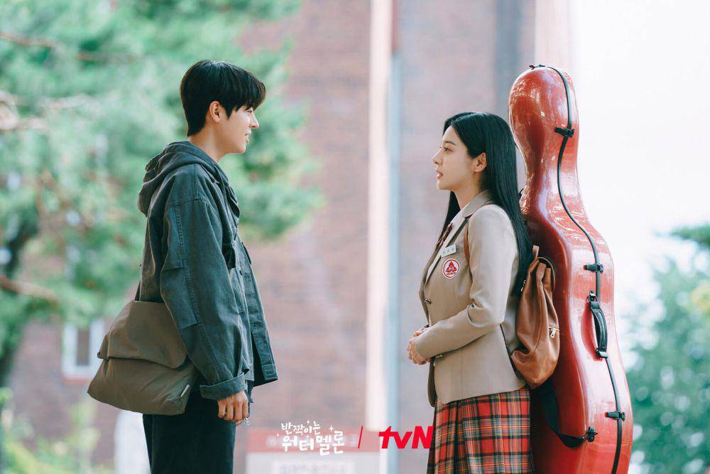 Ha Eun Gyeol (Ryeo Un) dan Choi Se Kyung (Seol In Ah) di Twinkling Watermelon (twitter.com/CJnDrama)