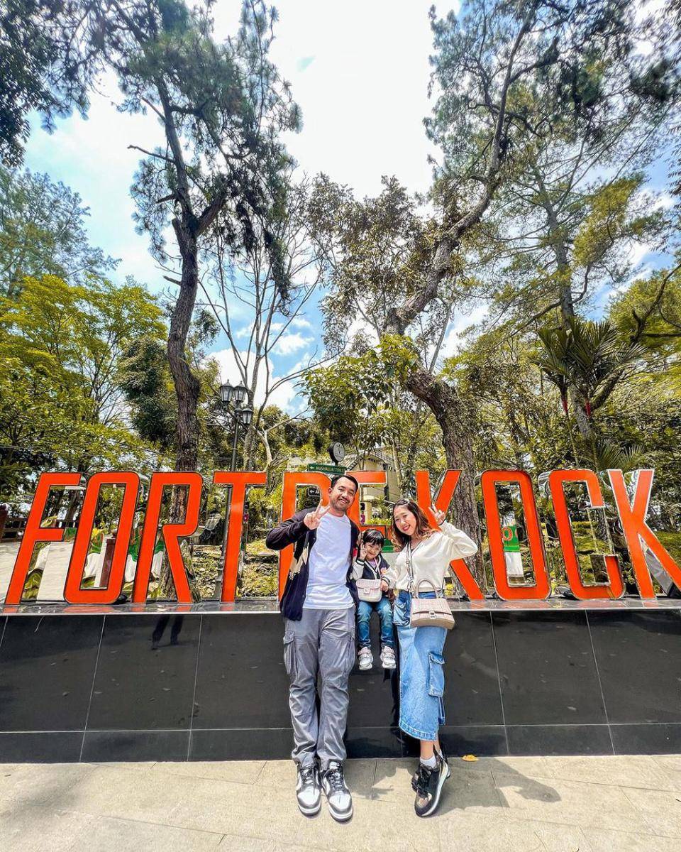potret Kiky Saputri dan suami perlihatkan sosok sang anak pertama kali (instagram.com/kikysaputrii)