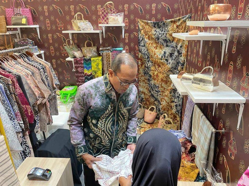 Hutama Karya mengikutsertakan UMK binaannya dalam ajang pameran The Jakarta International Handicraft Trade Fair (INACRAFT) yang bertajuk "INACRAFT on October 2023” di Jakarta Convention Center (JCC) Senayan. (Dok. Hutama Karya)