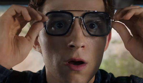 Peter menggunakan kacamata yang terkoneksi E.D.I.T.H. (dok. Marvel Studios/Spiderman: Far From Home)