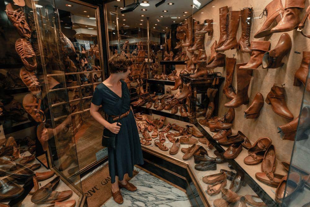 ilustrasi perempuan di toko sepatu (unsplash.com/Clay Banks)