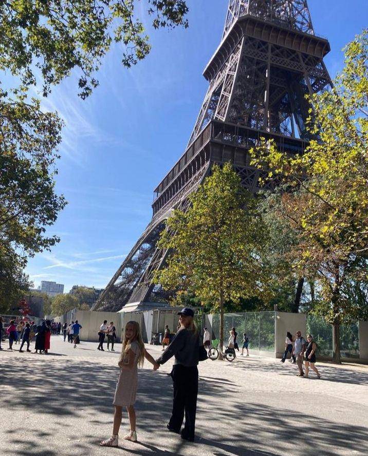 potret Sydney Sweeney bersama sepupunya di Paris (instagram.com/sydney_sweeney)