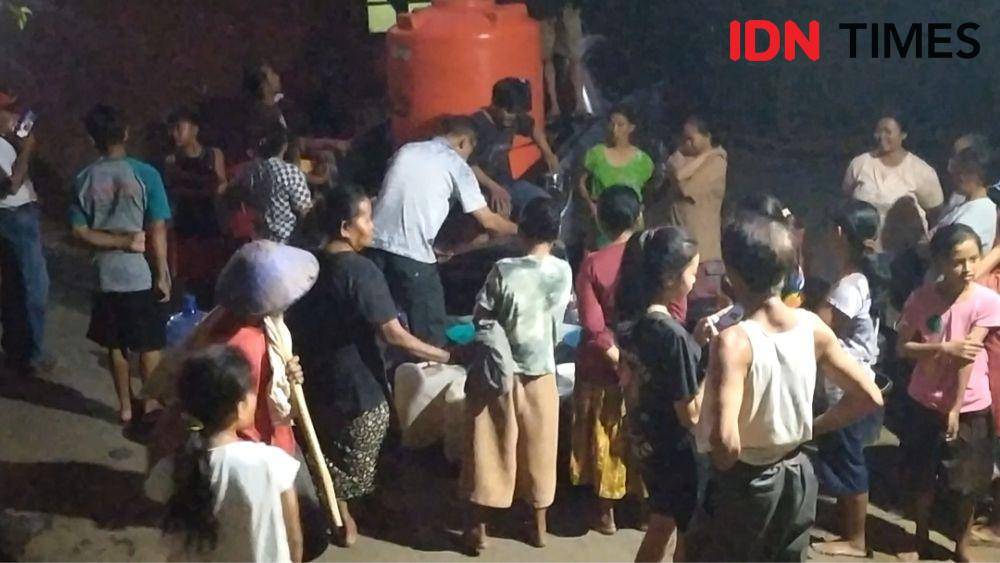 Warga di Desa Pekuncen, Jatilawang langsung mendatangi lokasi pembagian air bersih yang menjadi krisis di Banyumas, Jumat malam (6/10/2023).(IDN Times/Sutrisno)