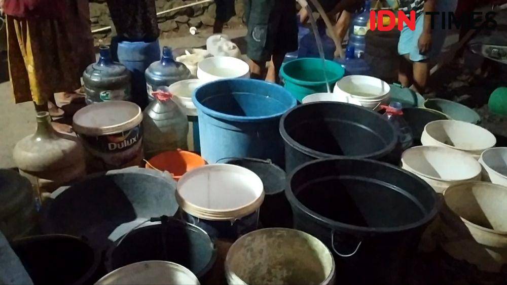 Puluhan ember yang digunakan warga di Desa Pekuncen, Jatilawang, Banyumas untuk menampung bantuan air bersih,Junat Malam (6/10/2023).(IDN Times/Sutrisno)
