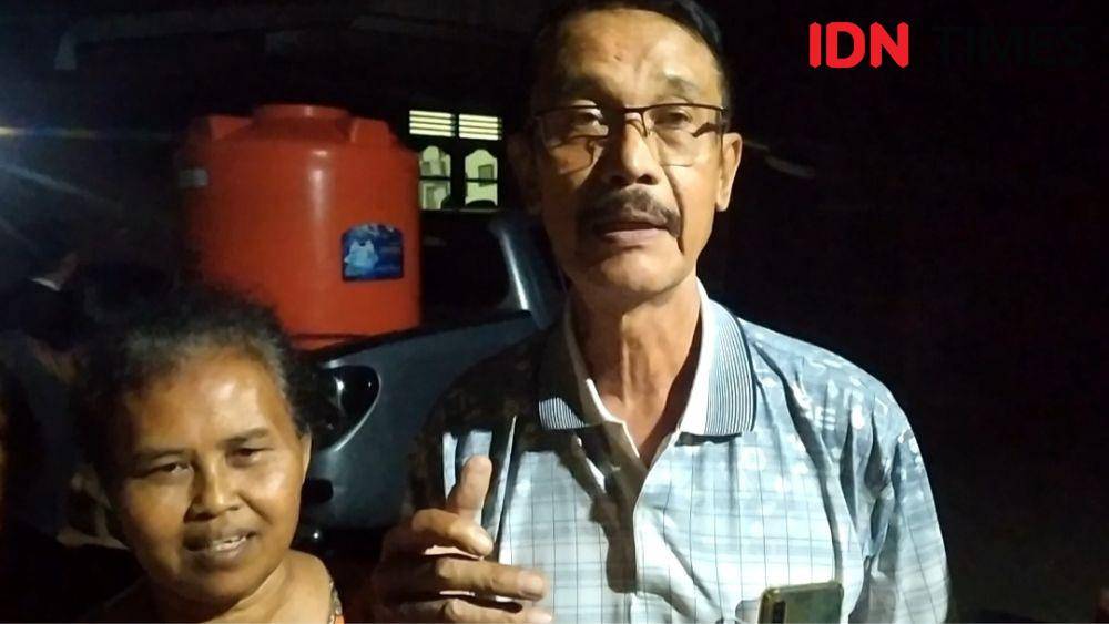 Eddy Wahono seorang pemerhati masalah sosial bersama warga yang mendapatkan air bersih.(IDN Times/Sutrisno)