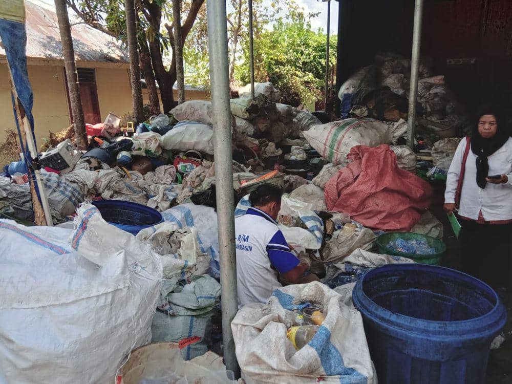 Aktivitas bank sampah di Banjarmasin.