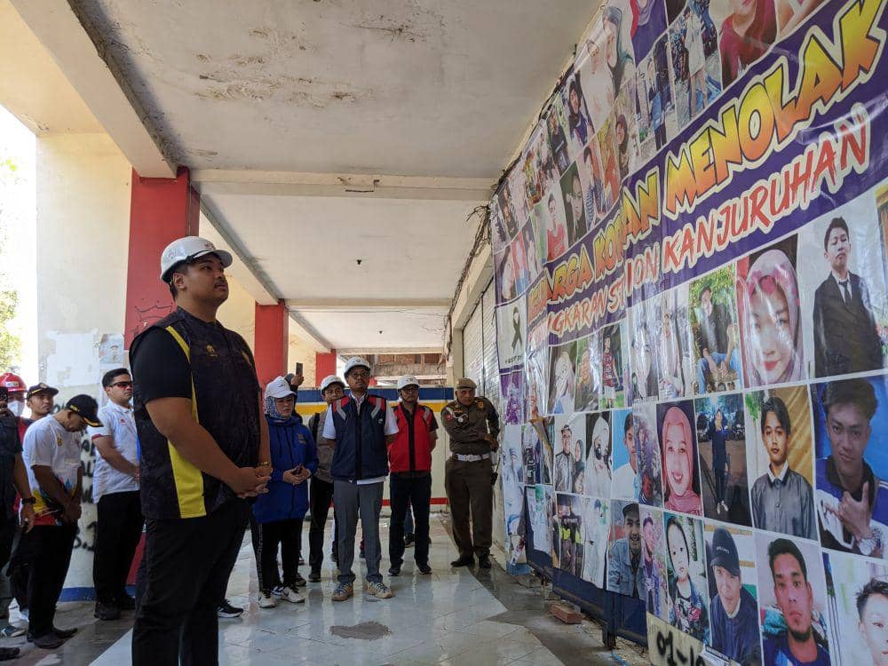 Menpora RI saat melihat langsung kondisi pintu 13 Stadion Kanjuruhan. (IDN Times/Rizal Adhi Pratama)