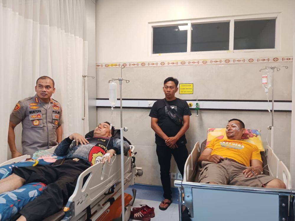 Aparat kepolisian yang terkena panah saat pengamanan konflik warga Monjok dan Karang Taliwang Kota Mataram. (dok. Istimeea)