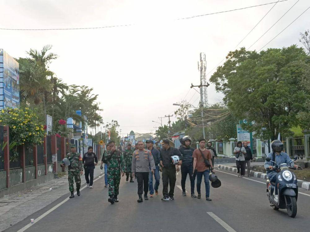 Kapolresta Mataram Kombes Pol Mustofa turun ke kelurahan Monjok dan Karang Taliwang yang berkonflik. (dok. Istimewa)