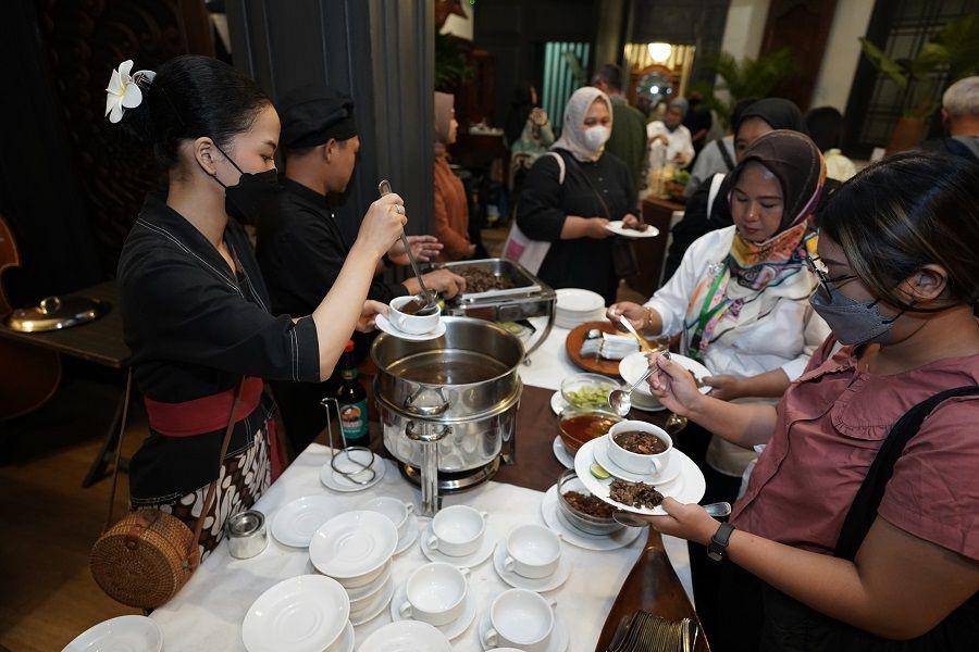 Ilustrasi menikmati makanan (Dok. IDN Times)