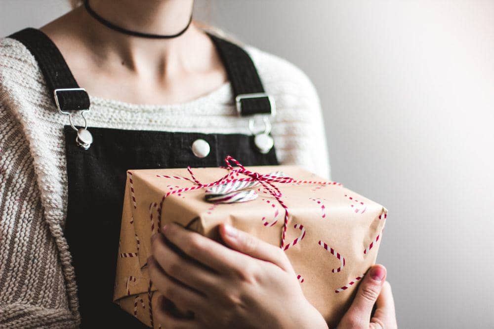 ilustrasi mendapat hadiah (unsplash.com/Kira auf der Heide)
