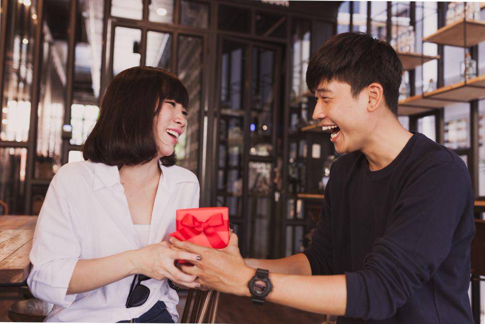 ilustrasi memberi hadiah (freepik.com/Freepik)